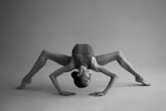 Чёрно-белое фото Creepy Contortion Poses, Artistic Dance Poses, Ground Poses, Dancing Pose Reference, Creative Dance Photography, Modern Dance Poses, Dance Poses For Pictures