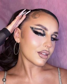 Graphic Makeup Looks, Decorative Makeup, Club Makeup, Makeup Themes, Artsy Makeup, Makeup Ojos, Show Makeup, Performance Makeup