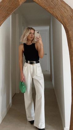 Cream Trousers Outfit, Mom Outfits Spring, White Pants Outfit, Outfit Chic, Dresses Spring, Corporate Outfits, Outfits Spring, Outfit Look