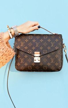 Classy LV Leather Crossbody Purse Τσάντες Louis Vuitton, Lv Bags, Kelly Bag, Prada Handbags, Leather Crossbody Purse, Day Bag