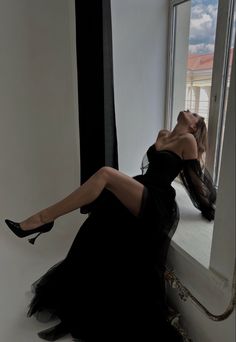 Evening Gown Aesthetic, Trendy Prom Dresses 2024, Fancy Dress Photoshoot, Black Prom Dress Aesthetic, Modern Ball Gown, Dresses Glamour, 2024 Outfits, Classy Prom Dresses, Stunning Prom Dresses