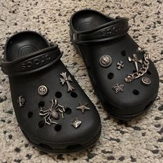 Crocs Charms Men, Crocs Black Jibbitz, Crocs Jibbitz Ideas For Men, Cute Croc Jibbitz, Black Crocs With Jibbitz, Crocs Charm Ideas, Jibbitz Crocs Ideas, Crocs Outfit Men, Croc Pins