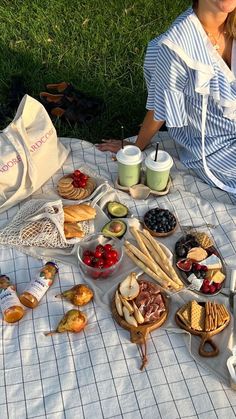 Picnic Date Food, Picnic Pictures, Picnic Planning, Wallpaper Halloween, Picnic Date, Picnic Time, Picnic Food