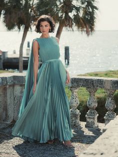 Dieses wunderschöne Kleid aus fließender Satin-Charmeuse verfügt über einen hohen Ausschnitt, einen Taillengürtel und einen dramatischen Cape-Rücken.



 Mac Duggal

 Plissierter Satin-Charmeuse-Stoff (100 % Polyester)

 Hoher Ausschnitt




 Ärmellos

 Gürtel in der Taille




 Offener Rücken mit Bindedetail

 Umhang zurück

 Reißverschluss am unteren Rücken




 Ca. 62,5" von der Oberseite der Schulter bis zum unteren Saum

 Verfügbar in Sage

 Stil #49716 Jewel Tone Dress, Pleated Gown, Bride Groom Dress, Maxi Dress Sale, Bateau Neck, A Line Prom Dresses, Bateau Neckline, Tea Length Dresses, Mac Duggal