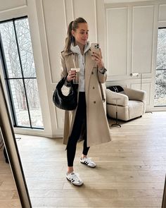 Casual Trench Coat Outfit, Samba Adidas Outfit, Looks Adidas, Comfortable Winter Outfits, Adidas Outfit Women, Adidas Samba Outfit, Trainers Outfit, Mode Mantel, Look Legging