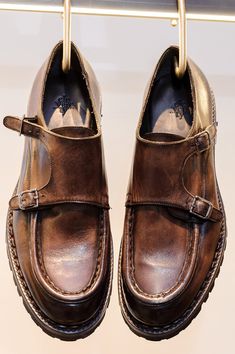 Mens Dress Shoes Guide, Baseball Glove Wallet, Kicks Shoes, Moccasins Mens, Classic Outfits, Mens Fashion Trends, Classic Leather