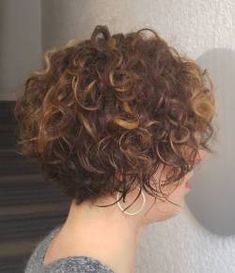 30 Cute Chin-Length Hairstyles You Need to Try Brunette Bob, Brown Curly Hair, Short Curly Haircuts, Short Curly Bob, Haircuts For Curly Hair, Hair Help, Short Wavy Hair, Short Wavy, Curly Bob Hairstyles