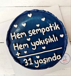 a blue cake with white hearts on it that says hen sempatik hen yoksil and 31 yosinda