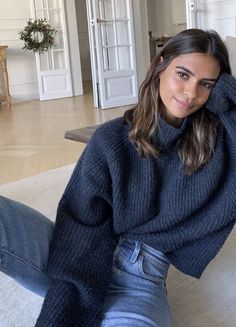 Dark Brown Hair Lob Long Bobs, Long Sleeve Shirt And Jeans Outfit, Fall 2023 Haircuts, Clean Look Outfit Minimal Classic, Emitaz Hair, Fall Haircuts 2023, Emitaz Outfits, Winter Haircut, Stil Inspiration