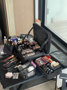 Makeup Artist Collection. Makeup. Clean girl aesthetic. Black Mua Aesthetic, Makeup Career Aesthetic, Makeup Guru Aesthetic, Makeup Job Aesthetic, Makeup Hobby Aesthetic, Mua Makeup Kit, Movie Makeup Artist Aesthetic, Makeup Artist Black Women, Black Makeup Artist Aesthetic