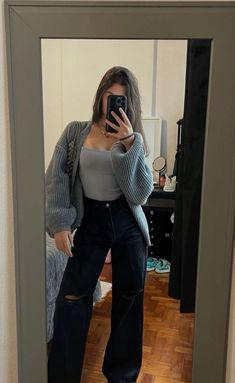 Back To College Outfits Casual, Outfits Inspo For College, Cute Winter Outfits For College, Cute Outfits For Brown Hair, Trending Tops For Women 2024, Winter College Outfits Aesthetic, Winter Outfits With Flare Jeans, Winter Outfit College, Winter Trendy Outfits 2024