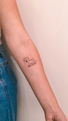 Tatuagem delicada com traços finos do nome Ravi, com sua data de nascimento Ravi Tattoo Name, Ravi Name Tattoo Design, Delicate Name Tattoo, Tattoos For Baby Girl, Simple Name Tattoos, Ravi Tattoo, Tattoos For Your Son, Tattoo Nome, Sons Name Tattoos