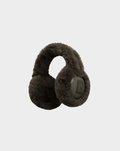 Combining style and warmth, RUDSAK's bestselling earmuffs are the perfect cold-weather companions. With a patent finish and signature branding detail, MUFF also features a plush faux fur lining and trim details for ultimate coziness. With their adaptive one size fit, they effortlessly complement any winter ensemble in your wardrobe. Stay chic and cozy with the must-have MUFF. Fur Earmuffs, Leather Varsity Jackets, Metallic Bag, Outerwear Outfit, Tracksuit Women, Trench Coats Women, Boot Bag, Quilted Bag, Earmuffs