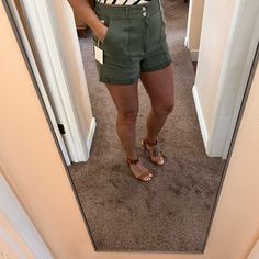 Utility Vibes Great Pockets Stretchy Waist Love These Mid-rise Green Shorts For Summer, Green Mid-rise Shorts For Summer, Green Mid-rise Summer Shorts, Army Green Shorts, Green Shorts, Army Green, Size 6, Womens Shorts, Green