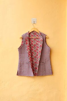 Red Sleeveless Cotton Outerwear, Sleeveless Red Cotton Outerwear, Sleeveless Cotton Nehru Jacket For Spring, Sleeveless Multicolor Cotton Outerwear, Multicolor Sleeveless Cotton Outerwear, Sleeveless Jackets For Women, Mode Batik, Stylish Kurtis Design, Bohemian Mode