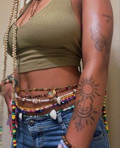 Dark Skin Tattoo, Body Jewelry Diy, Earth Girl, Looks Hippie, Earthy Tattoos, Bold Eyeshadow, African Waist Beads