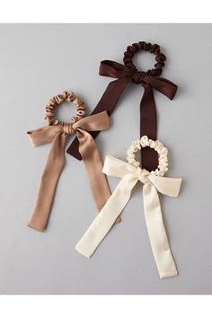 3-pack/Wear it in a bun or high ponytail (or however you want, obvs)/Make a statement & wear it on your wrist/Bow detail Scrunchie Designs, Homemade Hair Bows, Bun Scrunchie, Homemade Bows, Bow Scrunchie, Bow Coquette, High Ponytail, Sewing Class, Easy Sewing Projects