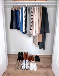 Pick Clothes, Neat Closet, Clean Mind, Clean Closet, Average Woman, Minimalist Moda, Neutral Capsule Wardrobe, Classy Yet Trendy, Minimalist Closet