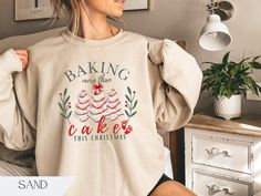 Cute Christmas tree cake pregnancy announcement sweatshirt for the holiday season. Graphic is made using direct to garment printing so you'll never have to worry about cracking or peeling images.  Available in Sand, Black, Pink, Forest Green, White, & Ash Gray.  Gildan 18000 Unisex crewneck, fits true to size. Size up for an oversized fit.  - Made with a medium-heavy fabric blend of 50% cotton and 50% polyester - Fabric blends: Heather Sport colors - 60% polyester, 40% cotton Christmas Pregnancy Outfit, Cake Pregnant, Crewneck Fits, Pregnant Shirt, Baby Announcement Photoshoot, Christmas Pregnancy Announcement, Christmas Pregnancy, Christmas Tree Cake, Cute Christmas Tree