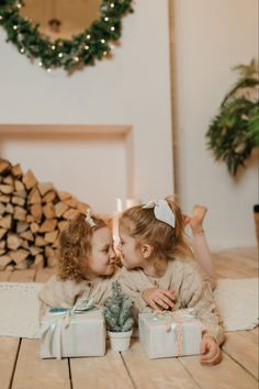 Natal Boho, Christmas Mini Shoot, Christmas Couple Photos, Year Aesthetic, Christmas Pictures Outfits, Christmas Goodie Bags, Christmas Poses, Christmas Family Photoshoot, Baby Christmas Photos