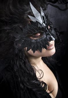 Black Mask Masquerade, Masquerade Mask Women, Mardi Gras Masks, Bird Mask, Makeup At Home, Bird Masks, Dry Shampoo Hairstyles, Halloween Tattoo, Mask Masquerade