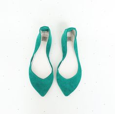 "These ballet flats in emerald green will add a stylish touch to all of you outfit! They are very soft, like an hug on your feet! With their low heel and their super comfortable fitting, they'll easily become your fav pair of shoes! ► Made to order ballet flats, I will be delighted to personally handcraft a pair of ballet flats especially for you! ► Upper in buttery soft Emerald Green Aqua Italian leather suede ► Available in many colors, browse through my shop and let me know your favorite one, Green Pointed Toe Flats For Summer, Elegant Green Low Heel Flats, Elegant Green Flats For Summer, Green Low Heel Flats For Spring, Elegant Green Slip-on Flats, Chic Green Almond Toe Flats, Elegant Green Almond Toe Flats, Chic Green Round Toe Flats, Green Ballet Flats With Flat Heel