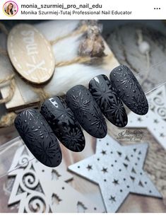 Trending Winter Nails, Nail Art Noel, Snow Nails, Holiday Nail Designs, Black Snow, Nail Polish Art, Winter Nail Designs, Dark Nails, Black Week