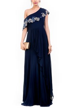 Featuring a navy blue double layered gown with a one sided drop shoulder bandeau cape attached on top of the dress. The cape is heavily embellished with beads sequence and pearl embroidery. Indowestern Gowns, Ethnic Gown, Drape Gowns, Simple Gowns, Indian Gowns, Lit Outfits, Cocktail Gowns, Gowns Online, Stylish Dresses For Girls