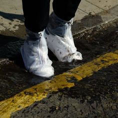 Hold skoene dine i perfekt stand med våre vanntette Shoe Protector Booties.
Disse støvlene er laget av 100 % slitesterkt, høyelastisk PVC-materiale, og har en tykk gummisåle for sklisikkert grep og vanntett beskyttelse.

Hvorfor du vil elske det


Beskytt skoene dine mot gjørme, regn, sludd og snø med dette må-ha-tilbehøret.


Shoe Protector Booties er tilgjengelig i 2 farger og en rekke størrelser.


Fasjonabelt og justerbart design


Egnet for utendørsaktiviteter som camping, fotturer og mer


Perfekt for vinter og stormfullt vær


Egenskaper

Laget av elastisk PVC-materiale
Sklisikker, vanntett beskyttelse av skoene dine
Snøring design
Nyttig i regn, fotturer, snøfall
Liten: mindre enn 26cm;
Medium: mindre enn 28cm;
Stor: mindre enn 29,5 cm
Tilgjengelig i svart og blå farger Shoe Protectors, Makeup Prep, Winter Activewear, Lapel Pins Mens, Exfoliating Mask, Umbrellas Parasols, Accessories Holder, Toilet Accessories, Waterproof Shoes