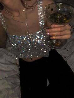 new years eve outfit: silver sequin top accent Nye Party Outfit, Estilo Blair Waldorf, Fest Temaer, Outfit Elegantes, Foto Top, Shotting Photo, Nye Party