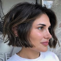 Short Textured Messy Bob Haircut Messy Bob Haircut, Short Pixie Bob, Κούρεμα Bob, Messy Bob, Wavy Bob Hairstyles, Chin Length Hair, Short Bob Haircuts