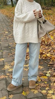 #oversizedsweater #rorygilmore #sweater #jeans #uggs #fall #outfitinspo White Wool Cardigan Outfit, Tennessee Fall Outfits, Ballerina Style Outfit, Fall Trousers Outfit, Fancy Fall Outfits, Colder Weather Outfits, Vinter Mode Outfits, Ugg Platform, Stile Blair Waldorf