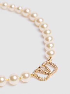 Gold-colored brass. Faux pearl: 8mm . Logo details. Clasp closure Gold Collar Necklace, V Logo, Swarovski Crystal Necklace, Gold Pearl Necklace, Long Chain Necklace, Gold Cream, Faux Pearl Necklace, Swarovski Pearls, Metal Necklaces