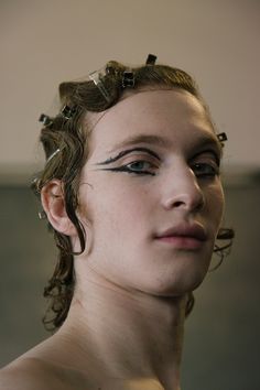 Gender Neutral Makeup Looks, Male Model Makeup, Manly Makeup, Makeup On Men, Paint Makeup, Palomo Spain, New York Fashion Week Men