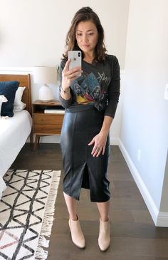 Style Leather Pencil Skirt, Black Faux Leather Midi Skirt Outfit, Faux Leather Midi Skirt Outfits, Faux Leather Pencil Skirt Outfit, Black Pencil Skirt Outfit Winter, Leather Pencil Skirt Outfit Party, Pencil Skirt Outfits Party, Black Leather Midi Skirt Outfit, Black Midi Leather Skirt