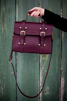 Love this Maroon messenger bag / purse! Sac Michael Kors, Purple Stuff, Bags Prada, Mens Fashion Blog, Bags Vintage, Lv Bags, Trendy Handbags, Stylish Handbags, Lv Handbags