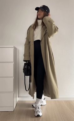 Autumn Outfits Beige Coat, Chic Activewear Outfit, Leggings And Trench Coat Outfit, Trench Coat With Hoodie Outfit, Beige Leggings Outfit Winter, How To Style A Trench Coat, Milan Italy Outfit, Trench Coat Outfit Ideas, Fall Trench Coat