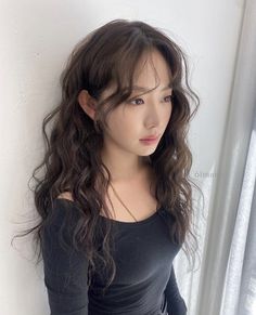 Korean Long Hair Curly, Asian Crimped Hair, Long Permed Hair With Bangs, Loose Korean Perm, Asian Perm Women Long Hair, Long Curly Asian Hair, Kpop Wavy Hair, Perm On Asian Hair, Wavy Perm Medium Hair