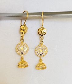 Jhumky Design Flower Dangling Earrings, 916 Gold  GOLD PURITY : 22k pure yellow gold , 916 GOLD Colour : YELLOW GOLD Total Appx weight : 3.90grams   Width : Appx 0.8mm - pls see pic with ruler Length : Appx 4.3cm - pls see pic with ruler  Hallmark: Hallmarked 916 stamp Design : jimiki Flower Dangling Earrings FAQs Q: Is it real gold? A: yes it's real authentic genuine 916 gold  Q: can pawn? A: yes it's pawnable ⭐GoForGold⭐ Gold Locket Design, Hanging Earrings Gold, Locket Design, Gold Earrings Models, Gold Jewellry, Gold Bridal Earrings, Fancy Tops, Wrap Earrings, Bangles Design