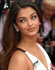 Aishwarya Rai Makeup Look, Bollywood Actress Hair