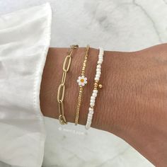 Beautiful bracelet set with carefully selected bracelets with gold, silver or rose gold. The perfect gift, suitable for most wrist sizes. Beaded Bracelets Daisy, Cute Brackets To Make With Beads, Bracelet Inspo, Bracelet Sets, Daisy Bracelet, Bracelets Diy, Summer Bracelets, Formal Dinner, Romantic Evening