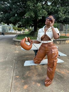 Cargo Pants With Heels Outfit, Pants With Heels Outfit, Cargo Pants With Heels, Girl Cargo Pants, Girls Cargo Pants, Leather Cargo Pants, Fashion Trend Inspiration, Brown Cargo Pants, Crop Top Jacket