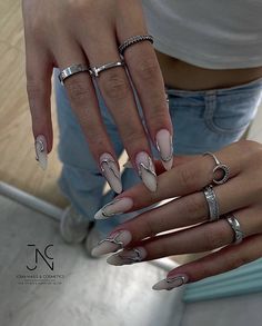 Chrome Style Nails, Silver Minimalist Nails, Almond Nails Silver Design, Silver Nails Inspo Prom, Silver Lining Nails, White Nails Silver Design, Black And Nails Silver, Pearl Silver Nails, Silver Outline Nails