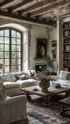 Romanesque Architecture Interior, European Living Room, Tuscan Style Homes, Product Visualization, Italian Farmhouse, Renovation Architecture, Airy Room, Interior And Exterior Design, Deco Salon