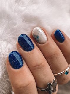 winter nail design: shimmery dark blue nails with snowflake Pretty Gel Nails Winter, Christmas Shellac Nails Winter, New Year's Nails Glitter, January Cruise Nails, Winter Nails 2023 Trends Blue, Short Nail Designs January, New Year Blue Nails, Shellac Nail Designs Winter, Winter Shellac Nail Designs