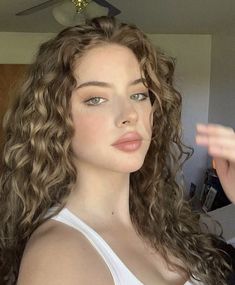 Long Curly Hair, Long Curly, Aesthetic Hair, العناية بالشعر, Girl Face, Pretty Face, Pretty Hairstyles, Aesthetic Girl, Wavy Hair