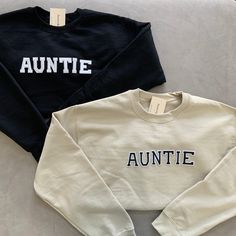 This unique and trendy beige Auntie sweatshirt is perfect for lounging in this cozy fall season! This is also perfect for gifting to your loved ones! The letters (patches) and are heat pressed. Our sweatshirts run in a UNISEX fit. The sweaters naturally have a slightly oversized fit giving extra room for moving around and comfort! For this reason, we highly recommend getting your true normal size especially if you like that slight oversized fit! :) We are currently offering sizes S-L. The materi Casual Fall Tops With Custom Text, Casual Top With Letter Embroidery As Gift, Sibling Pregnancy Announcement, Aunt Sweater, Auntie Sweatshirt, Aunt Baby, Gender Reveal Baby Shower Themes, Pregnancy Announcement Sibling, Baby Aunt