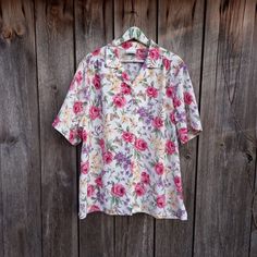 90s blouses for women Vintage summer Pink flowers shirt Short sleeve Retro clothes 1990s Oversize Clothing Top Size:  L or XL / Extra Large  Measurement: Shoulders 18.5inches/ 47 cm Bust 49inches / 125cm Length 29 inches / 77cm Sleeve length 12 inches / 31cm Retro Clothes, Blouses Women, Flower Shirt, Shirt Short Sleeve, Vintage Summer, Women Vintage, Retro Outfits, Rustic Style, Womens Clothing Tops