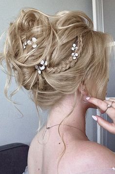 Wedding Dinner Hairstyle, Blonde Prom Updo, Formal Updos For Long Hair Prom, Prom Hair With Curtain Bangs, Simple Elegant Updos For Medium Hair, Long Formal Hair, Ball Hairstyles Medium, Hairstyles For Ball, Prom Hairstyles Blonde