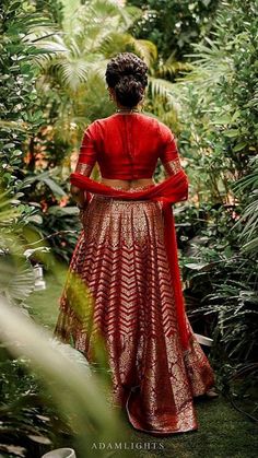 Bandhej Bridal Lehenga, Banarasi Red Lehenga, Banarasi Half Saree Lehenga, Lehanga Tops Designs Latest, Banarasi Lehenga Sabyasachi, Banarasi Outfit Ideas, Ghagra Blouse Designs, Banarasi Lehenga Blouse Design, Red Banarasi Lehenga